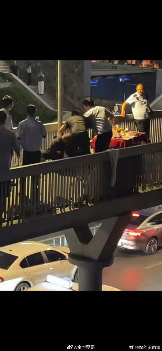 啊，是我们武汉昨晚的事儿😯？看了看，事情很清楚——城管制止天桥摆摊，先