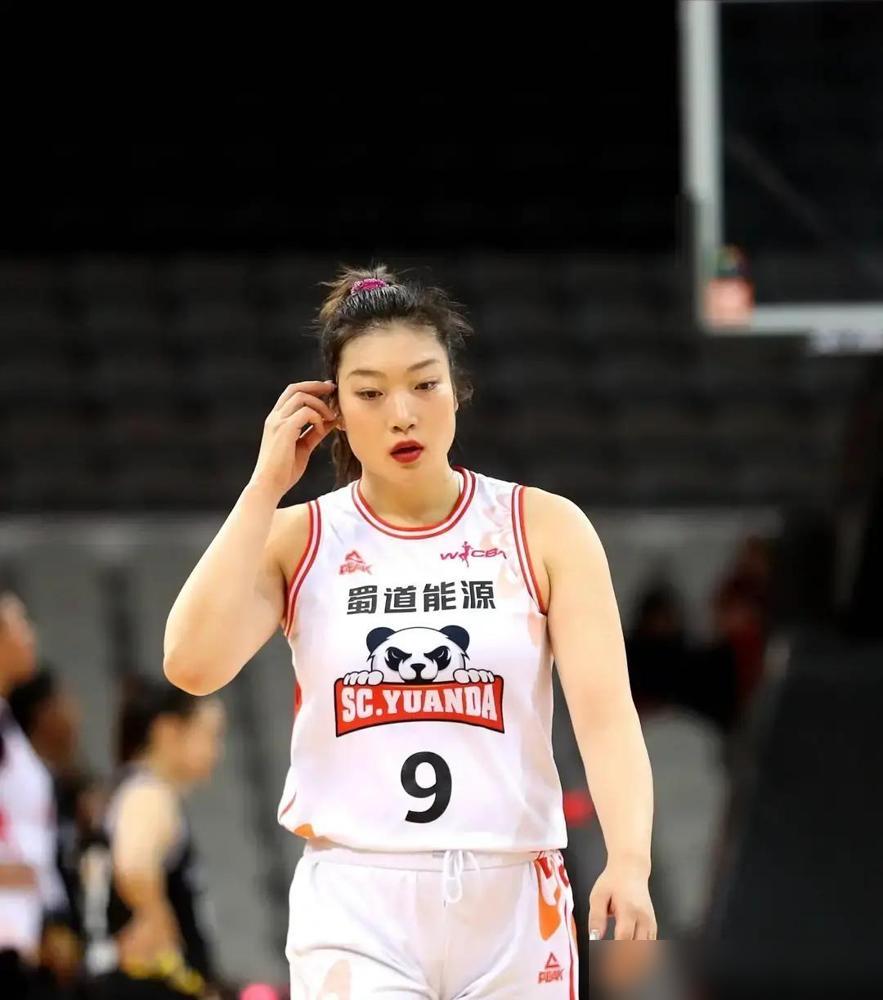 都别替李梦可惜了。国家队9号球衣没了，俱乐部也不续约，结果人家扭头就签了个1