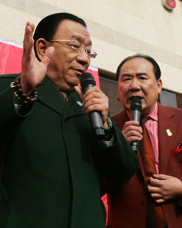 18年不见，一开口就“扫墓”。侯耀华把祖坟当话筒，隔空喊侯震：“长孙四年