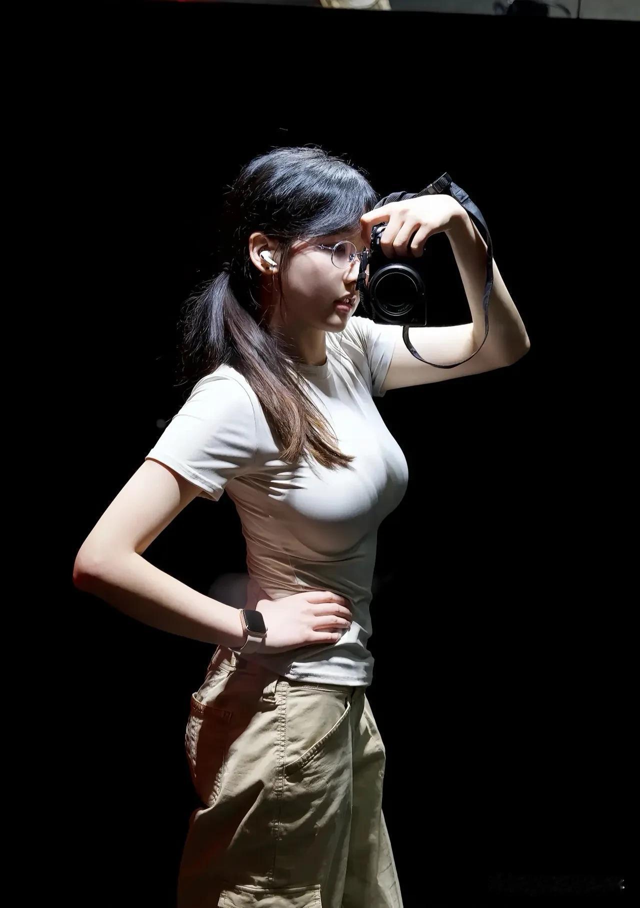 健身少女的日常：举铁5分钟，拍照半小时！谁说汗水不能美？镜子里