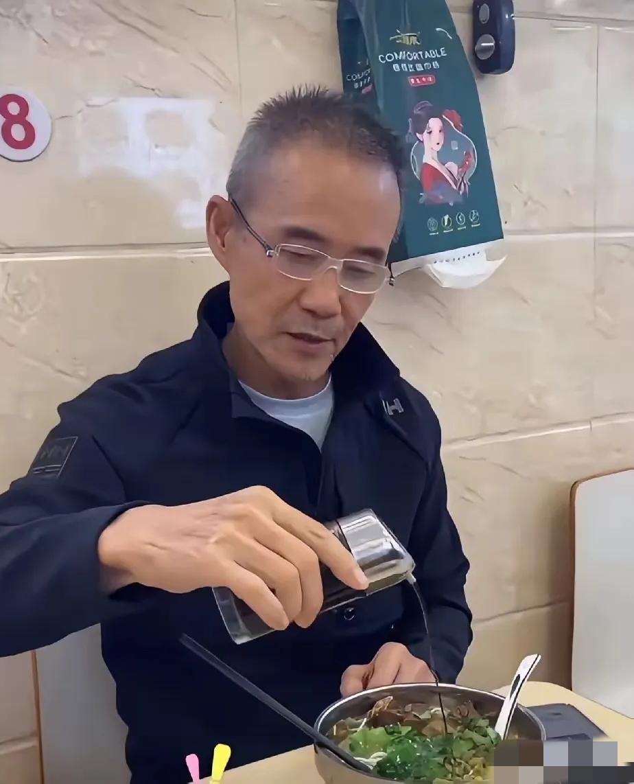 反差拉满！75岁王石深夜刷屏，一碗26元牛肉面、10元路边理发，打破大佬消费固有