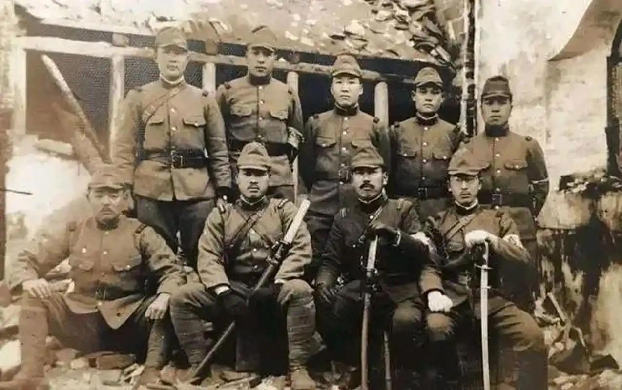 1945年，八路军神枪手瞄准日军，就当他不知道先打谁时，一名日军军官忽然对日军少