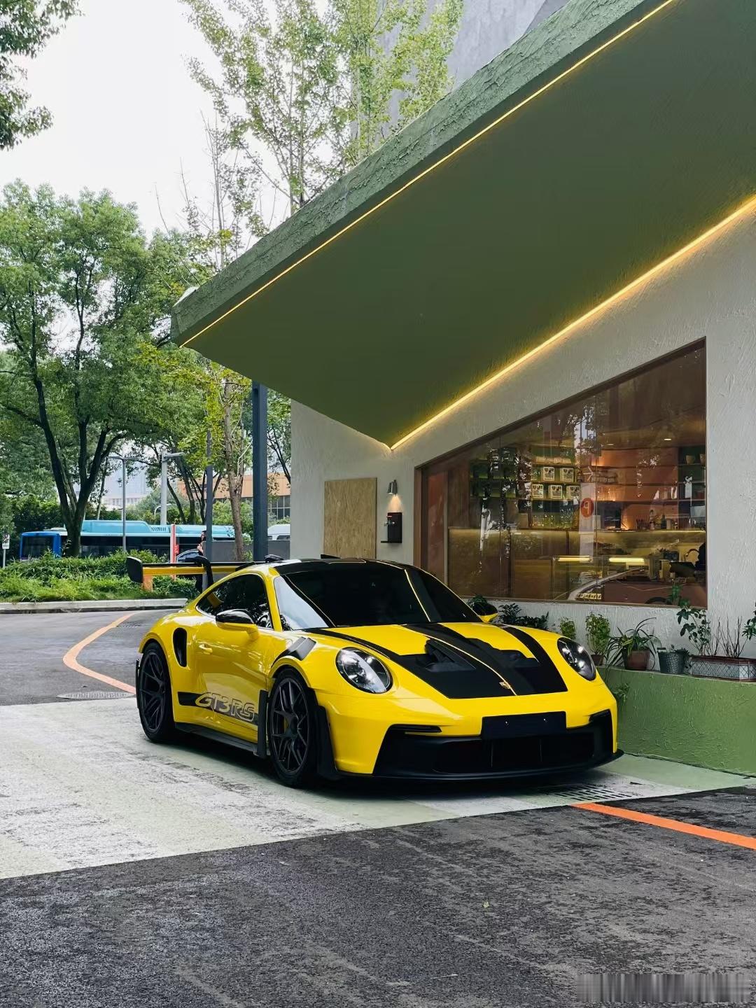 保时捷911GT3RS采用了源自赛车的设计理念，空气动力学设计是这款车的一大
