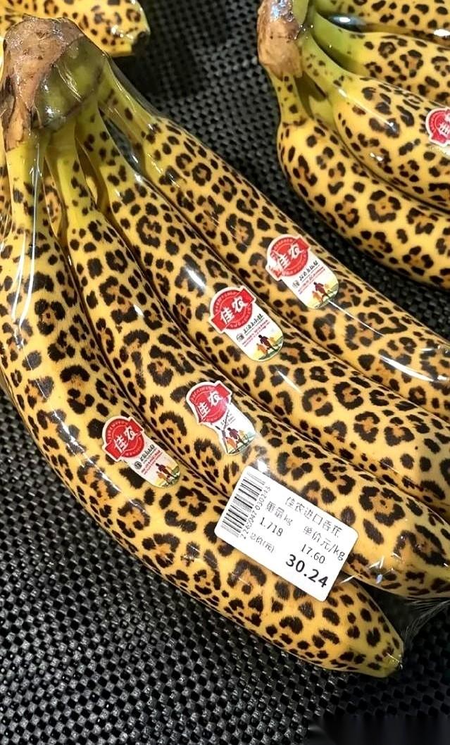 网上刷到一种“豹纹香蕉”，斑点又黑又圆，均匀得像拿尺子量过。商家一口咬定，这是