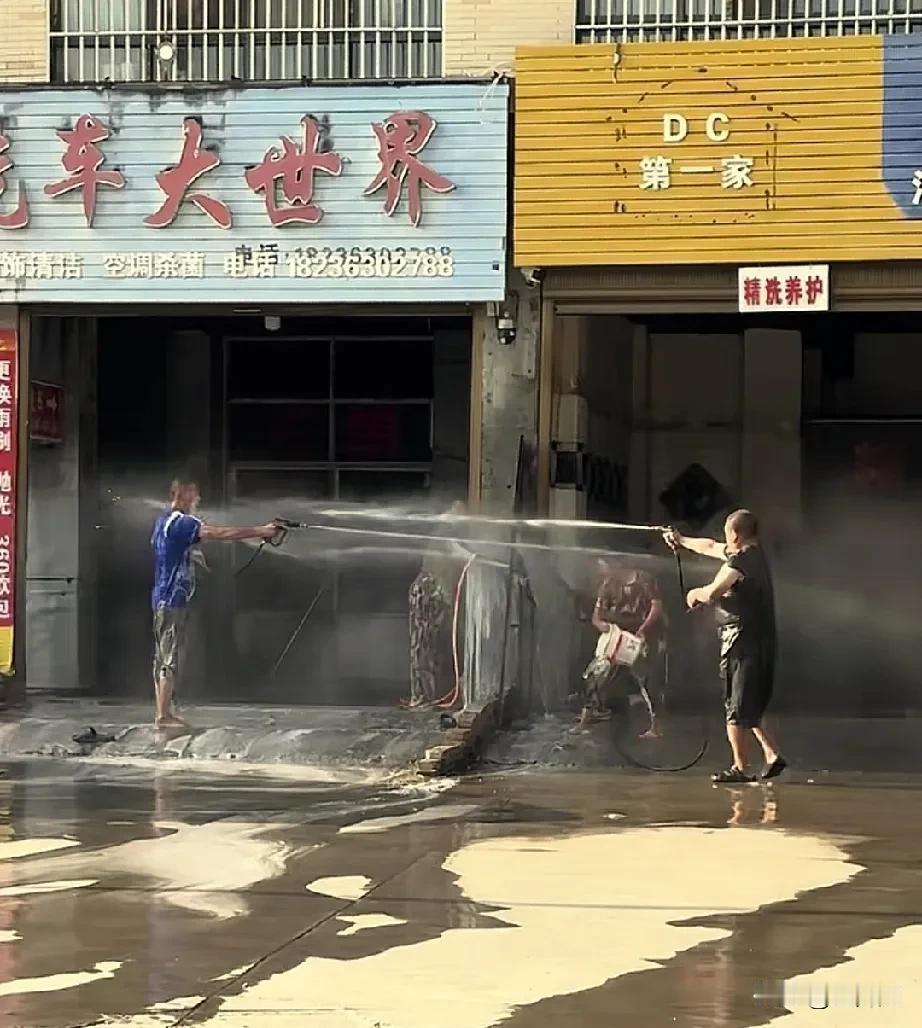7月3日，坐标河南省周口市郸城县，两家相邻的洗车行因为抢生意发生口角，从而转化成
