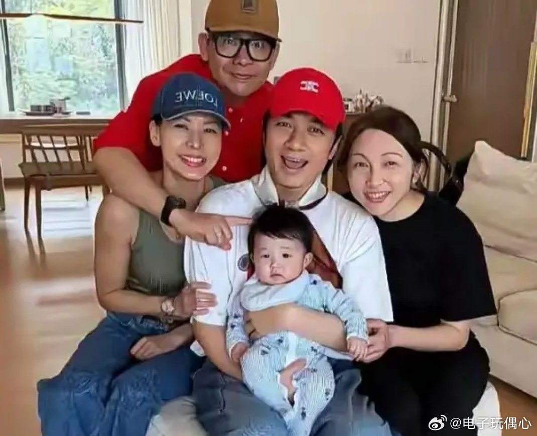 57岁古巨基妻子产后被曝光！在豪宅接待好友状态超棒，二孩特像妈