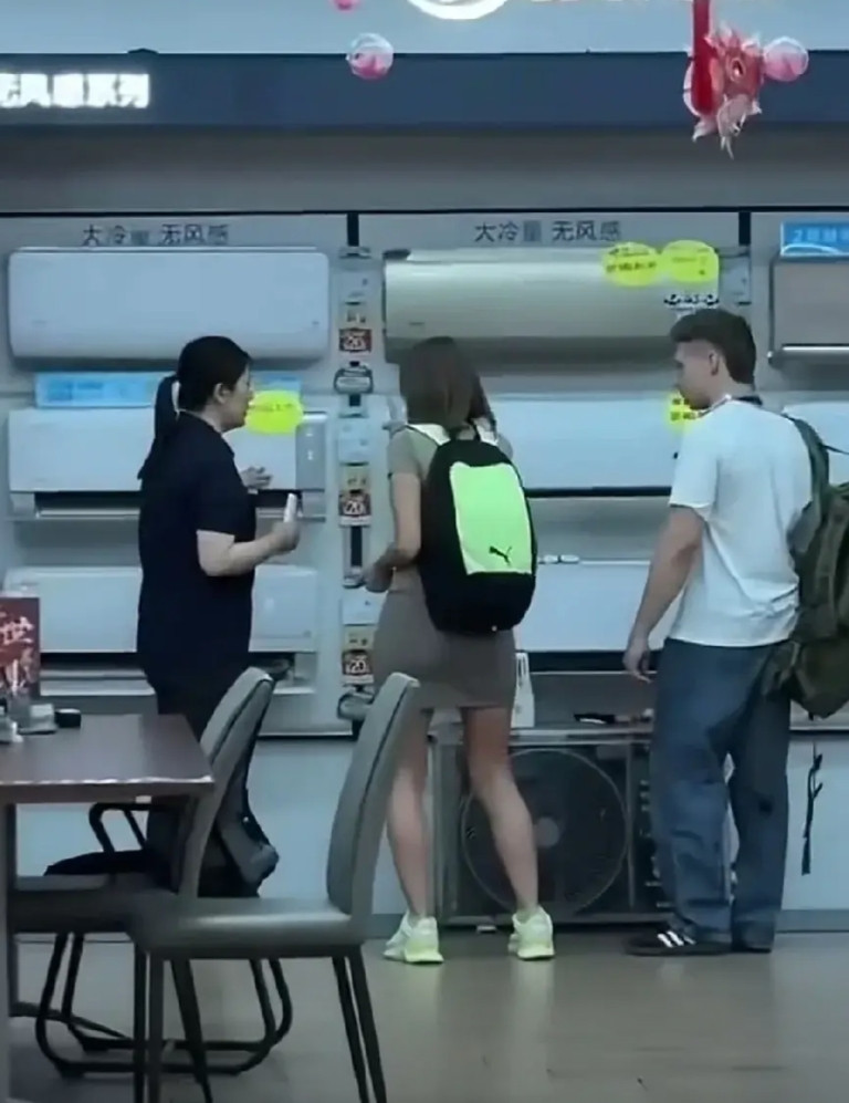 外国人被关税逼急了！近日，有人用长焦镜头拍到一则有关外国人的视频：有一男一女两名