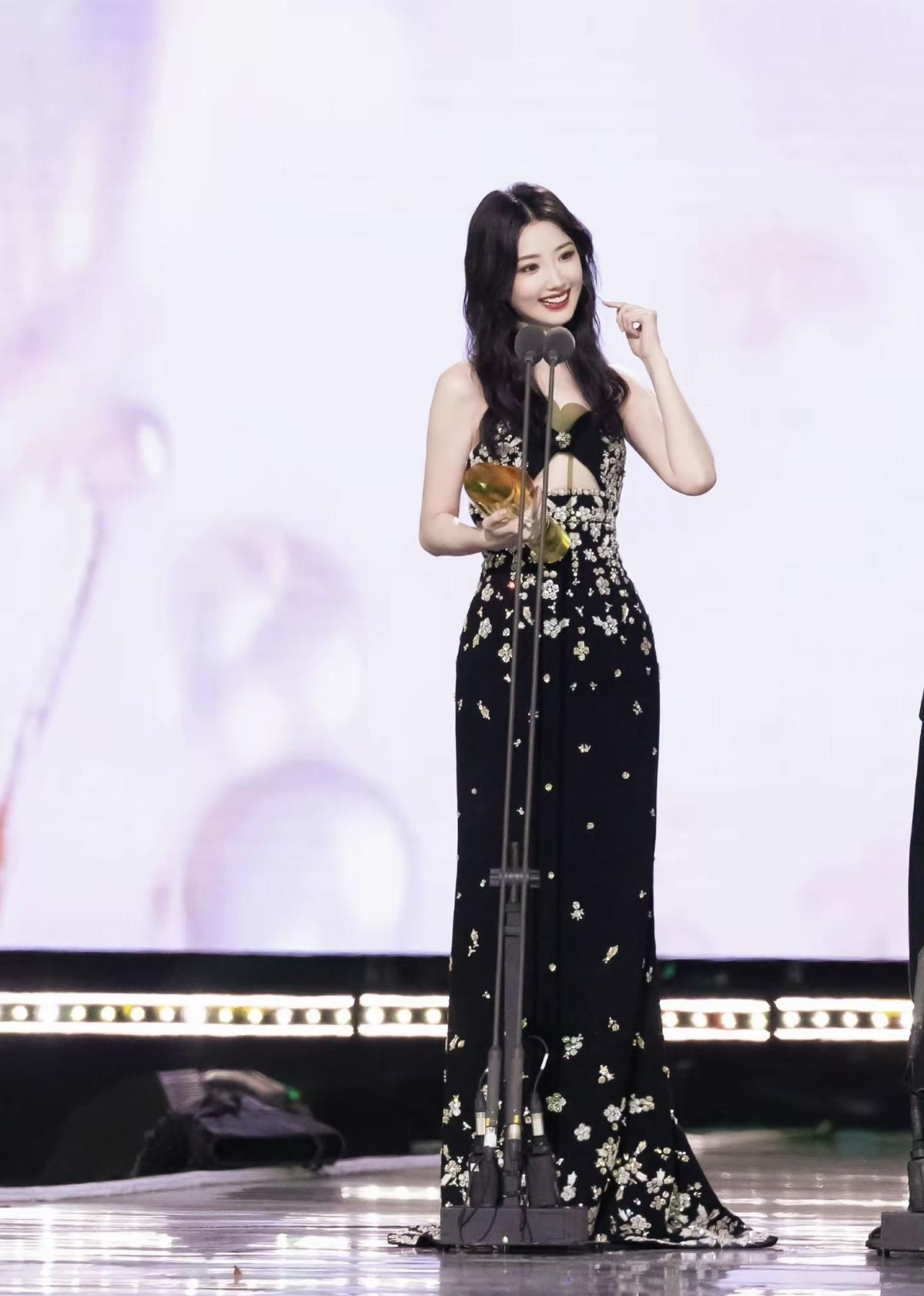 恭喜毛晓彤喜提“年度优质剧集演员”！一路走来，每一步都走得稳当又漂亮，为你骄傲[