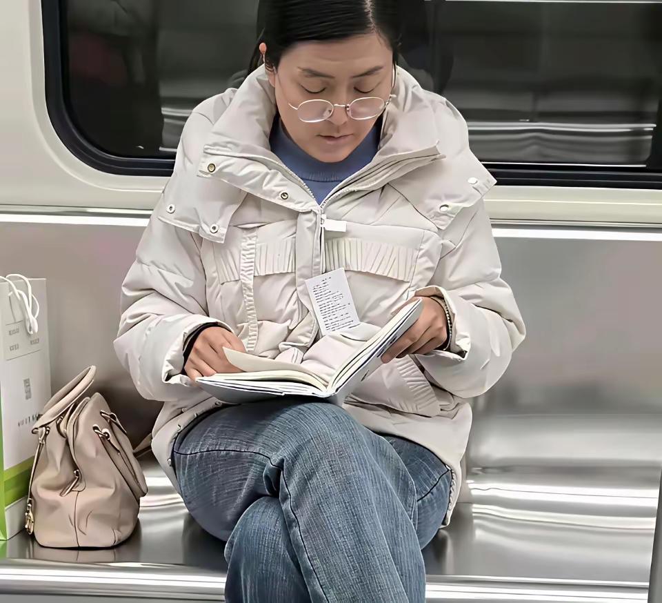 现在的白嫖党真多！今天在地铁上又看见一个想白嫖的人，看着相貌也有四十了吧，也不