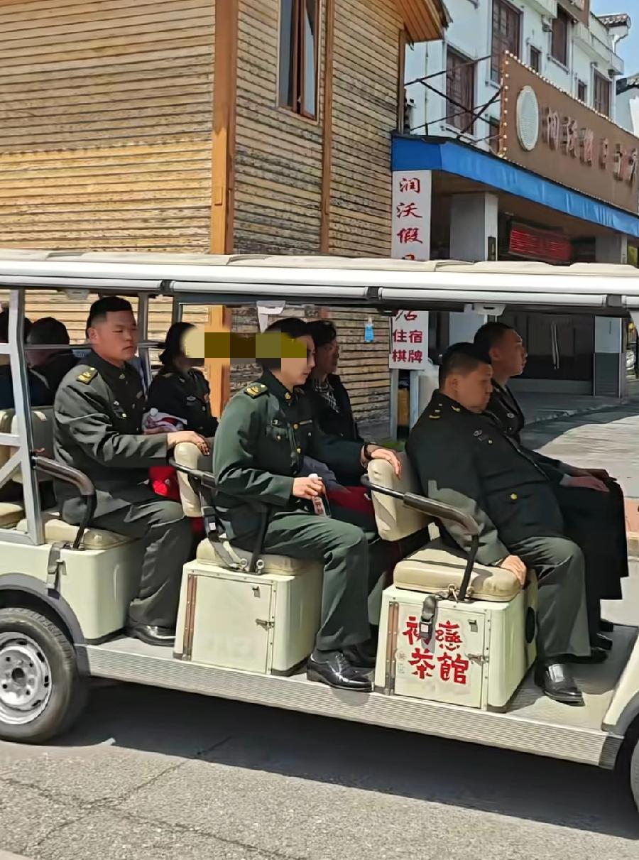 一家四口，在长沙参观故居，坐着景区摆渡车，轻车简从非常低调，之前肯定来过很多次，