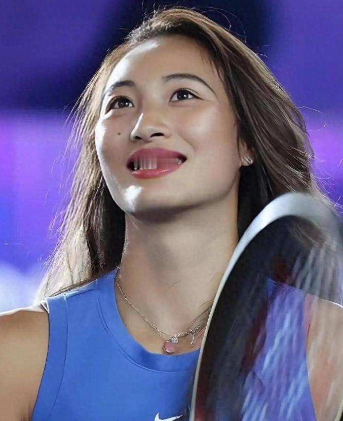郑钦文美网五连胜背后，8人团队天天在烧钱。最开心的可能不只是球迷，还有她背后的
