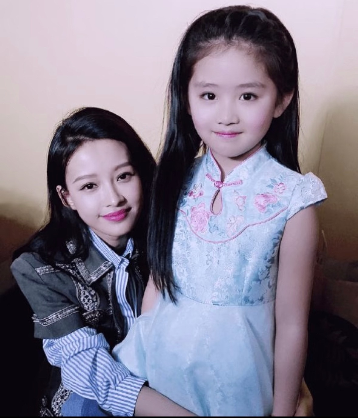 这是孙怡女儿吗？眉眼和孙怡太像了，这么小就这么好看感觉长大了会比孙怡更惊艳！