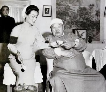 1956年，美国洛杉矶，64岁的马鸿逵从四姨太手里接过甜品来吃。这个曾经在宁