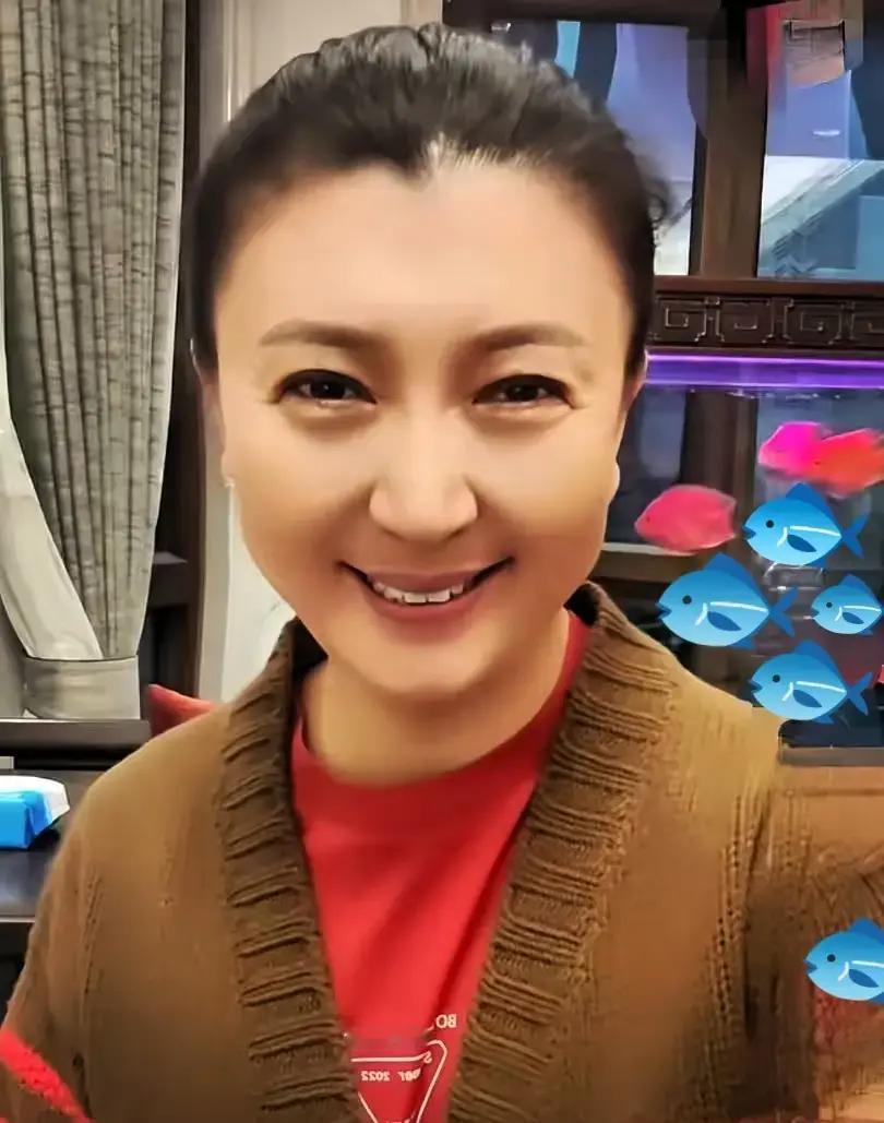 穿错色，新年霉运毁一半闫学晶拜年视频刚发，点赞破百万。她没穿大红袍，选了件