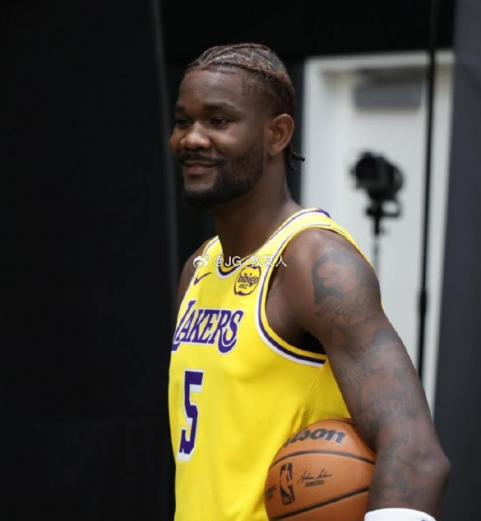 克莱伯打的比艾顿更好，艾顿说自己不想做卡佩拉，他不想只做吃饼和抢篮板的，所以他只