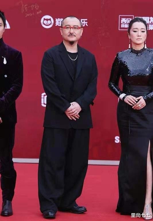 毯王强势回归!巩俐纯黑造型秒杀全场男演员,身高气场太有压迫感