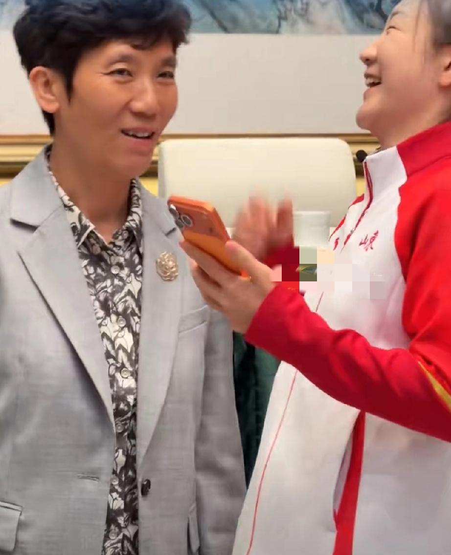 陈梦参加山东全运会表彰大会，与干妈乔云萍合影！陈梦回山东参加表彰大会，又见到自