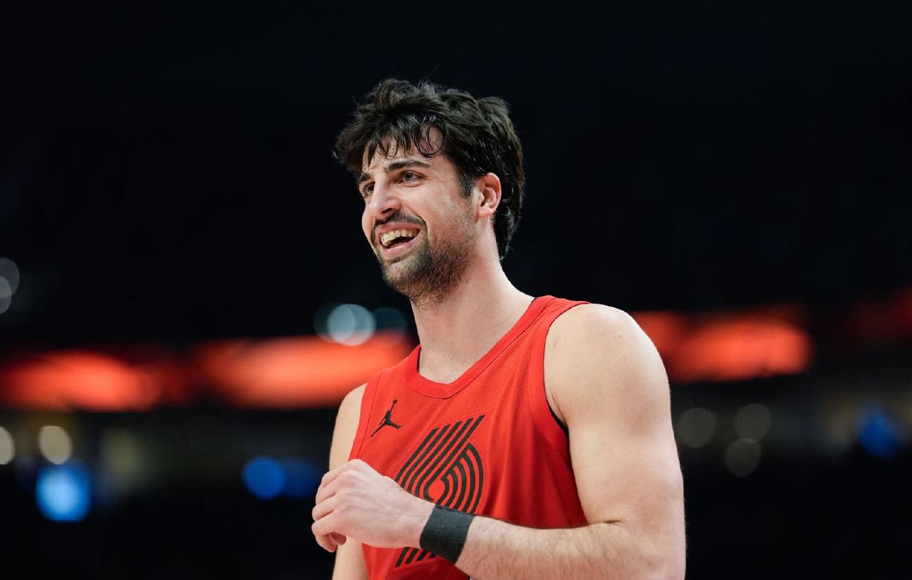 有一说一，今日阿夫迪亚和布克根本不在一个级别！！阿夫迪亚：本场比赛上场38