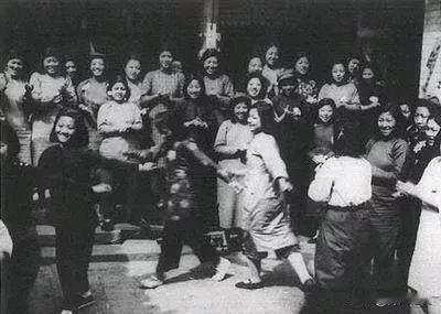 1949年11月21日，北京市第二届各界人民代表会议通过了关于封闭妓院的决议，当