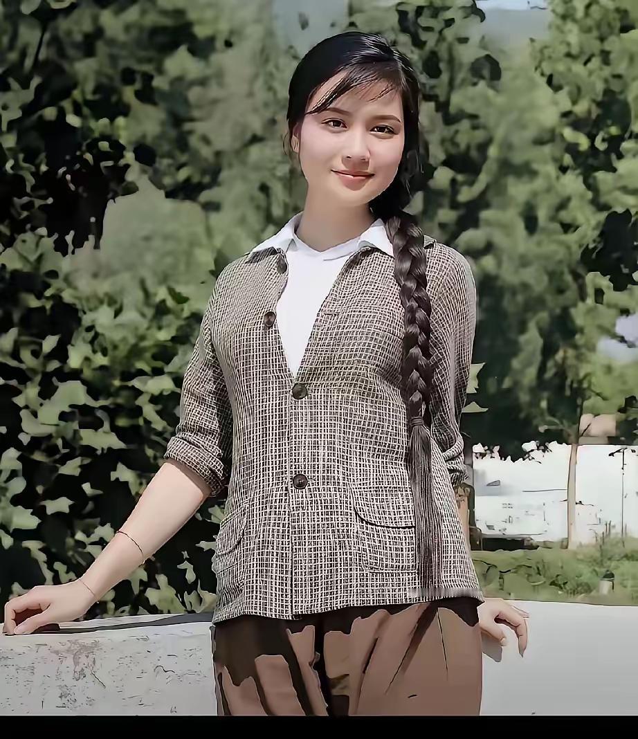 1980年，美国亚特兰大，朱一锦两度错失《五朵金花》《阿诗玛》女主，输给了杨丽坤