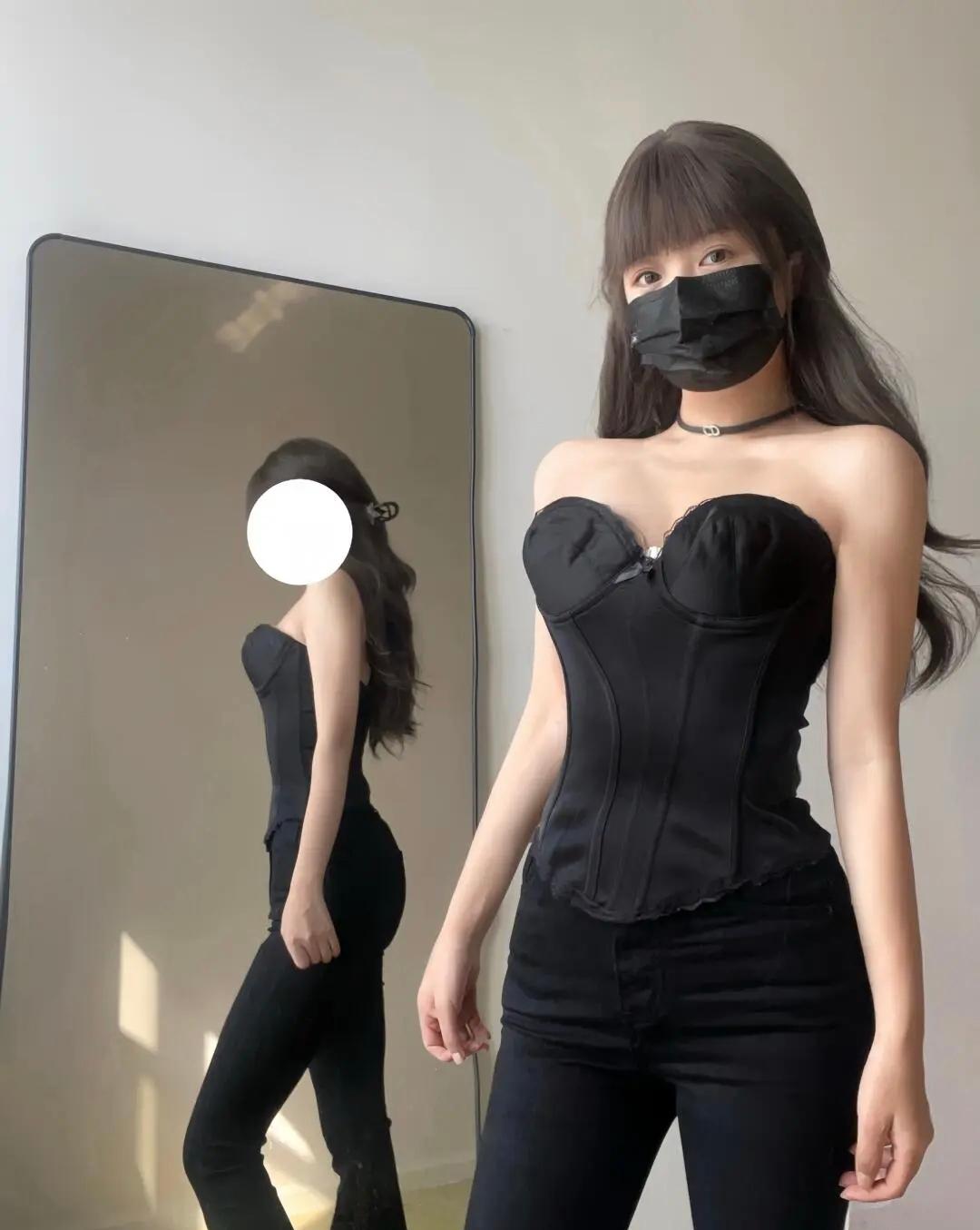 黑丝绒紧身胸衣，性感与优雅的完美结合！💃🏻✨