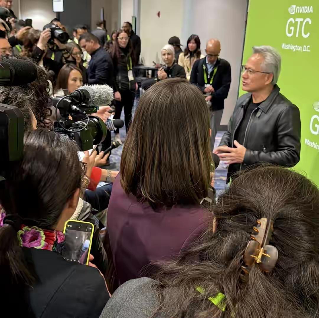 黄仁勋慌了!中国芯片爆发,最先进封装技术不在美国,黄仁勋希望找到新的平衡。在