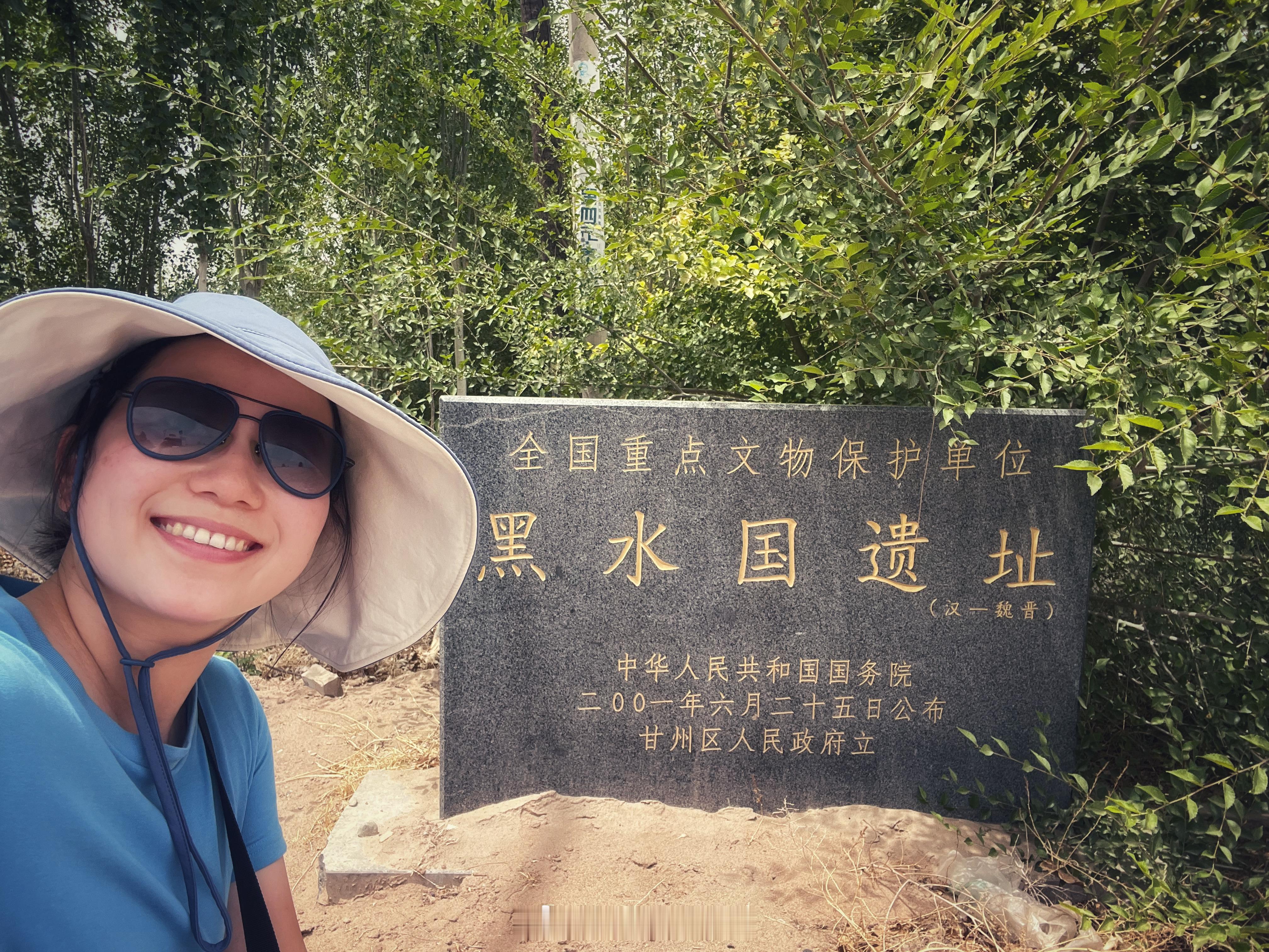 双胞胎哭哭与笑笑的黑水国遗址游客留念。甘肃旅行张掖旅行张掖