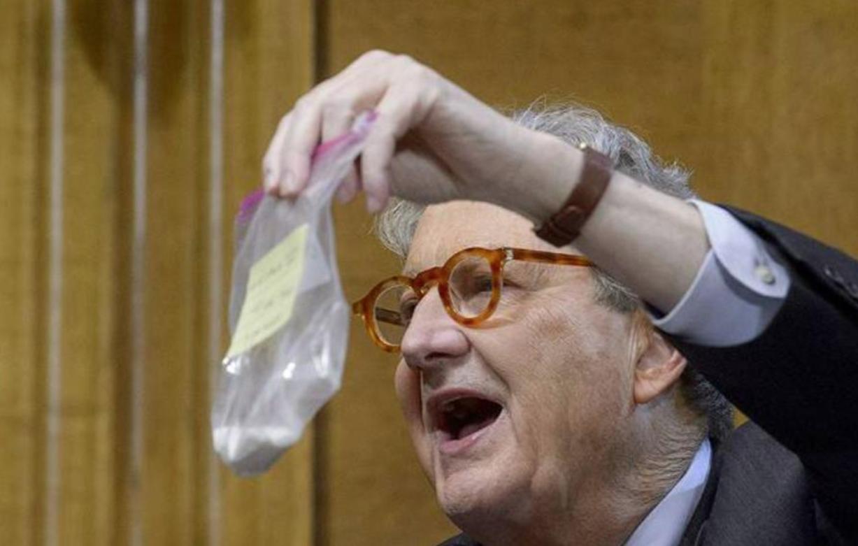 美国拿出一袋白色粉末，对中国下重手还发起一个前所未有抹黑指控！美国司法部近