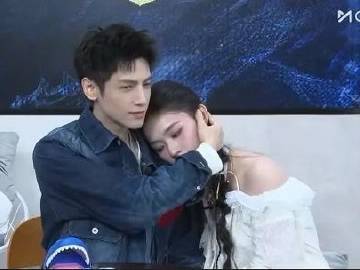 罗云熙也是个老嗑学家哟喂!罗云熙这老嗑学家的身份算是坐实咯!陈瑶刚说完弹幕内容