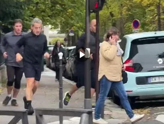 法国前总统萨科齐被释放后首次公开露面，被路人抓拍到。这位70多岁的法国名人，