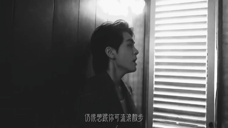 曾舜晞在衣帽间手搓打歌他往衣帽间一站，舞台就搭好了。自带运镜、自己走位，唱得比