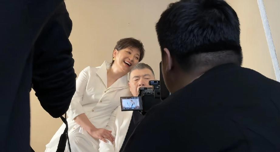 冯小刚太难了，一副生无可恋的样子，为了讨养女欢心，跑到美国配合拍摄却一脸疲惫!