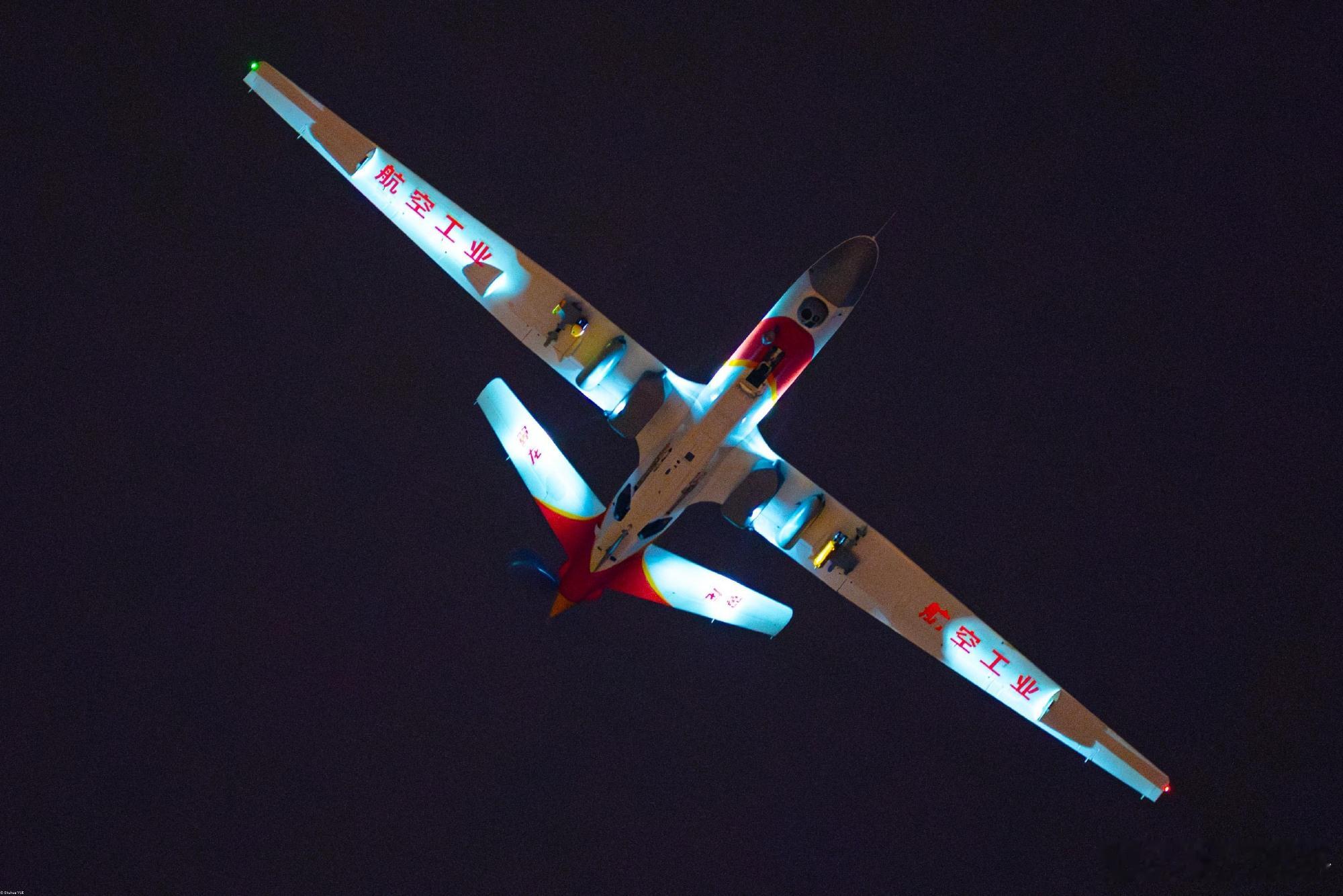 在央视春晚宜宾分会场，10架“云影”尾座式无人机垂直升空改平飞，2架“翼龙”呼啸