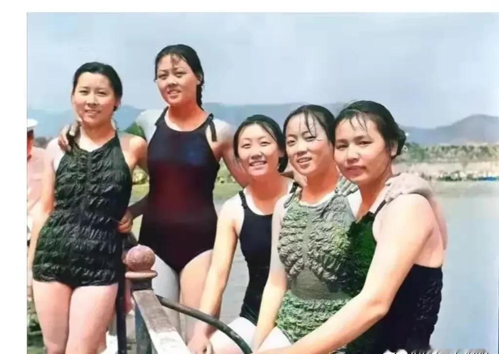 这是1968年，5位浙江姑娘在水库里游泳时一起拍的照片！老照片这张照片是1