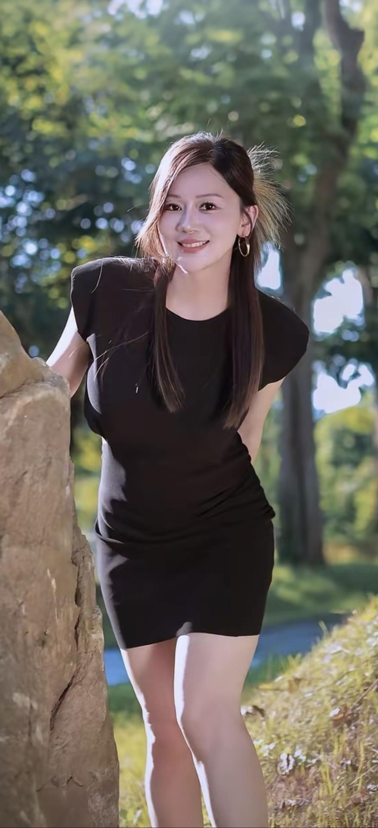 绿树阴中倚石人，笑语盈盈暗香尘。
