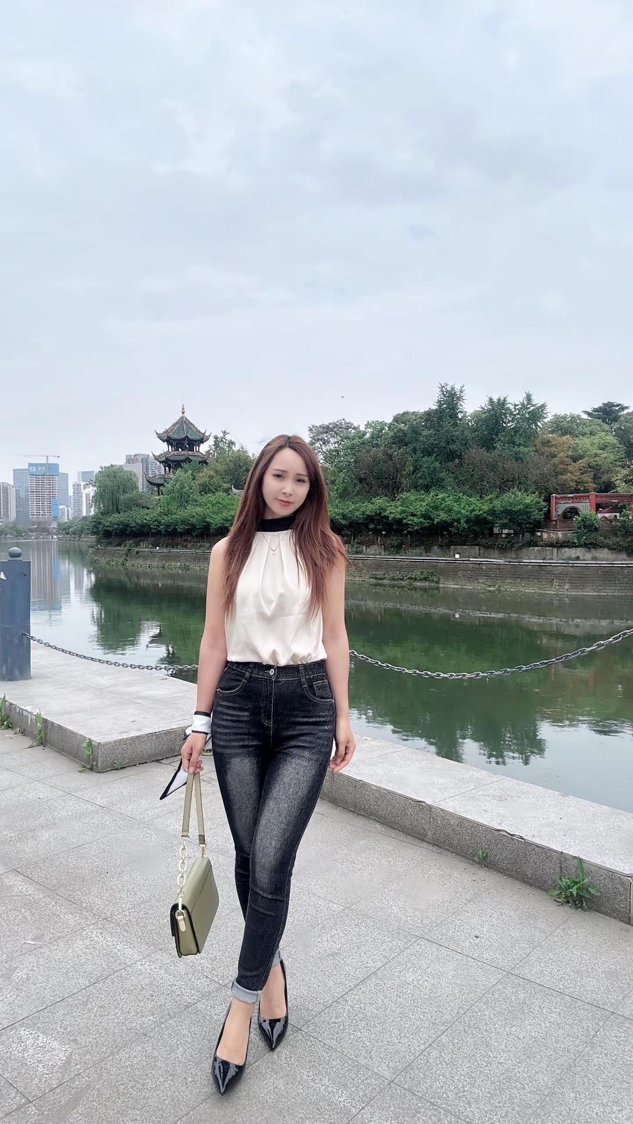 人一辈子有太多的露水情缘，看轻点也是保护自己，人和人之间淡淡的，不执着拥有，也是