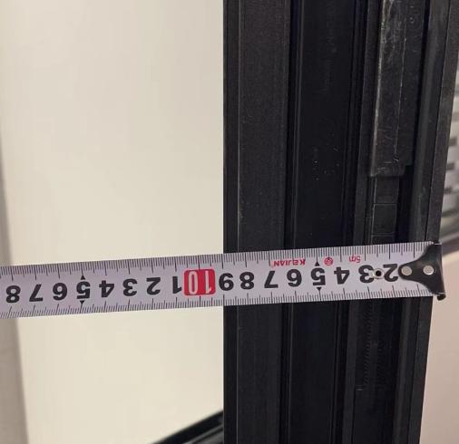 我家第一套房换窗，图便宜选了路边小店，结果冬天漏风、夏天漏雨，纱窗还关不严。第二