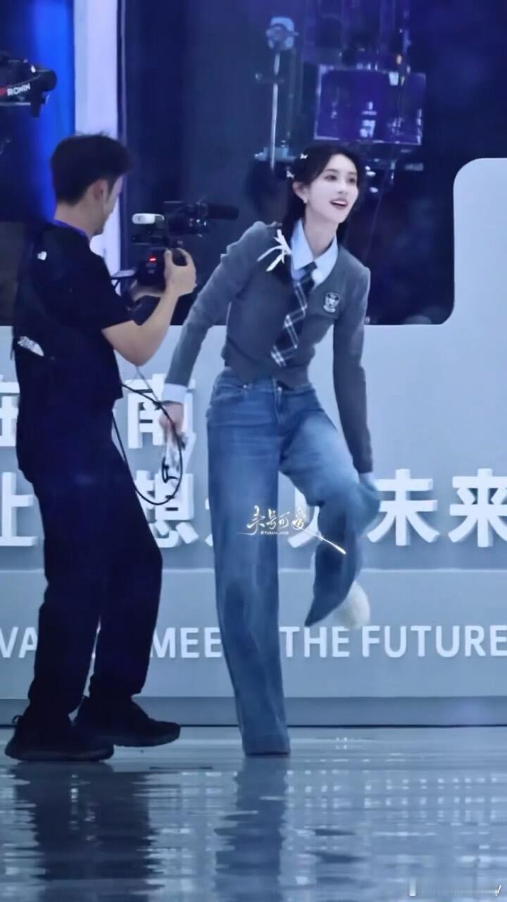 美而萌之，孟子义跑男穿搭好明媚啊！孟子义跑男穿搭一套比一套好呀！灰色长袖搭配蓝色