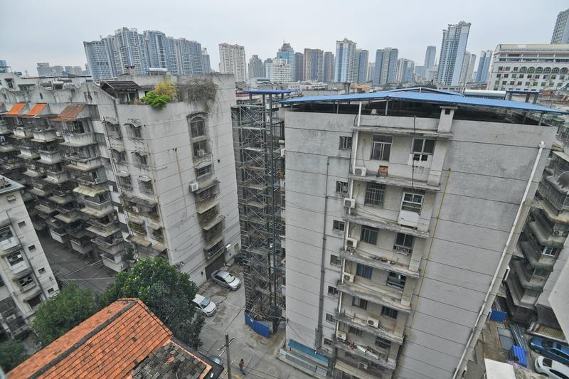 低层住户（尤其是一楼）反对通常源于对采光、噪音、隐私的担忧，以及房屋贬值的顾虑。