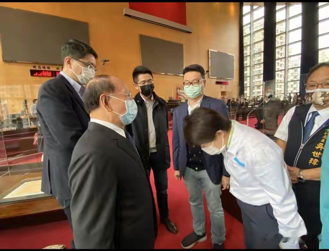 卢秀燕“搞暧昧”两面手法，蓝营大失所望，二零二六变数大哎呦喂，