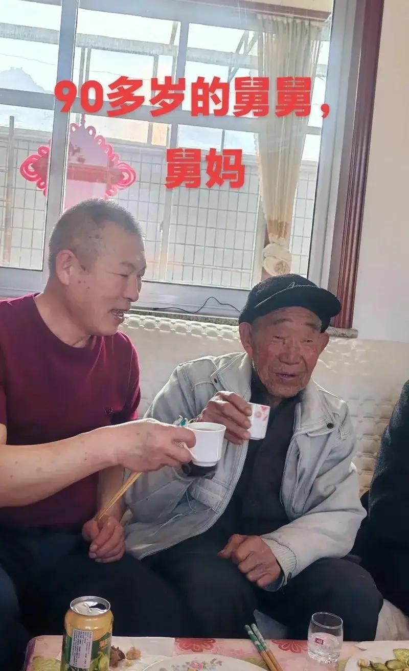 男子去舅舅家拜年，吃完饭舅舅含泪对他说：“明年别来了，没人做饭，你舅妈年纪大了干