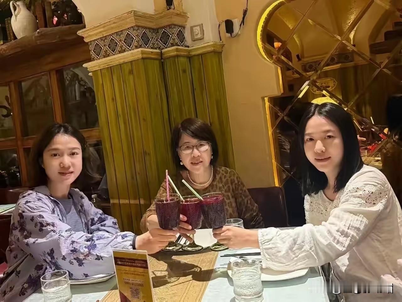 50岁的翁帆和妈妈、姐姐一起聚餐。她们两兄妹看起来长得一模一样，不仔细看真不