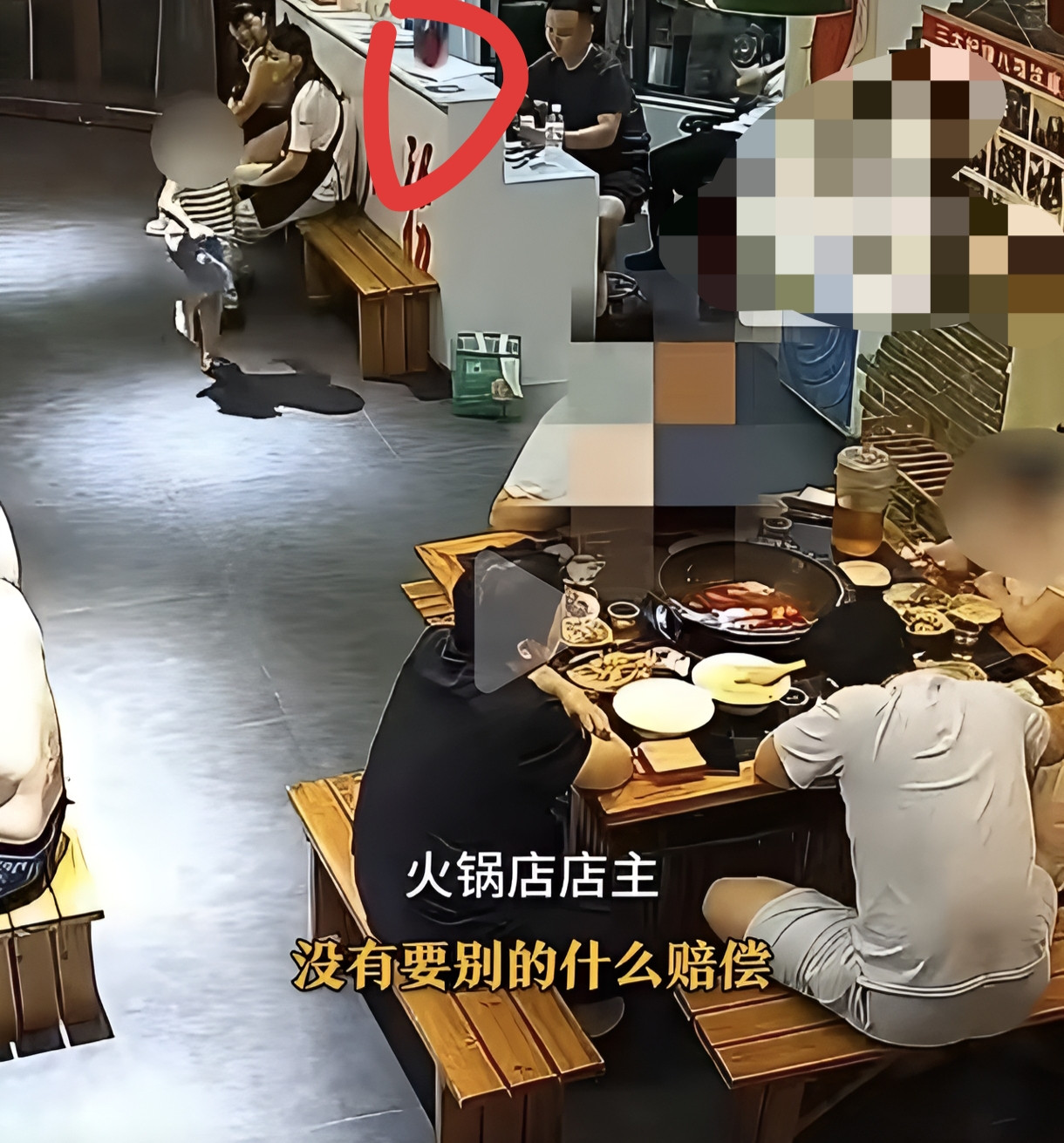 又现火锅店“天外飞鞋”！熊孩子惹事，家长别只靠买单解决！一锅冒着热气的红油火锅