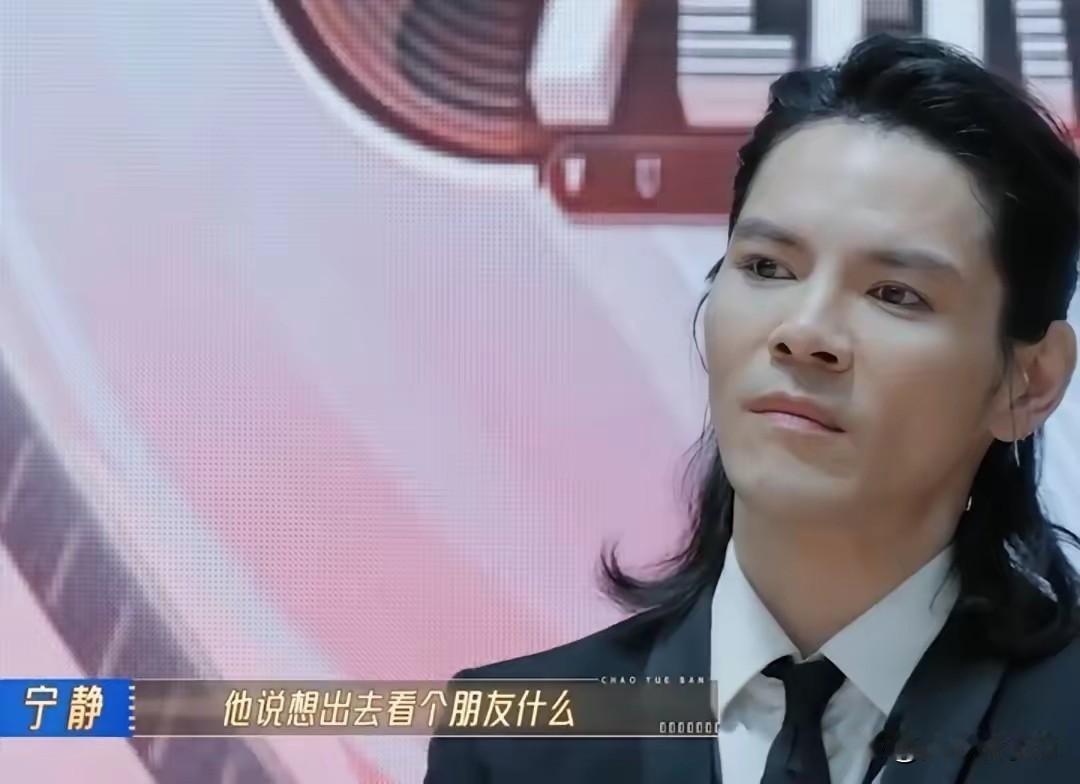 王晶是向华强夫妻的老朋友，记者问王晶，向佐先生采访中就提到，他很爱自己的弟弟向佑