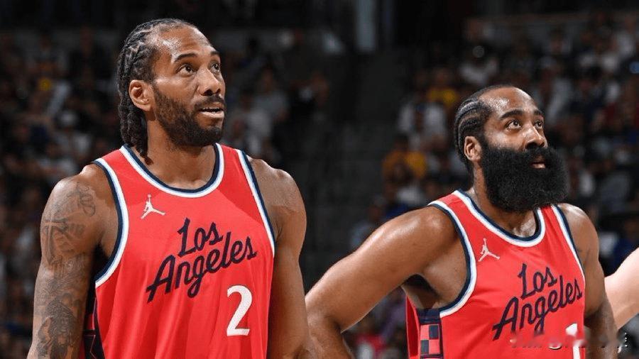 哈登跟伦纳德打的像圣诞节宿醉没醒似的，快船半场也才落后开拓者6分，但杨瀚森还有机