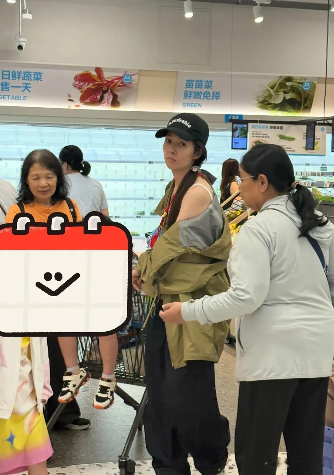 郭碧婷带着孩子，现身珠海一家盒马超市买东西。她是真不在乎形象啊，素颜就罢了，穿