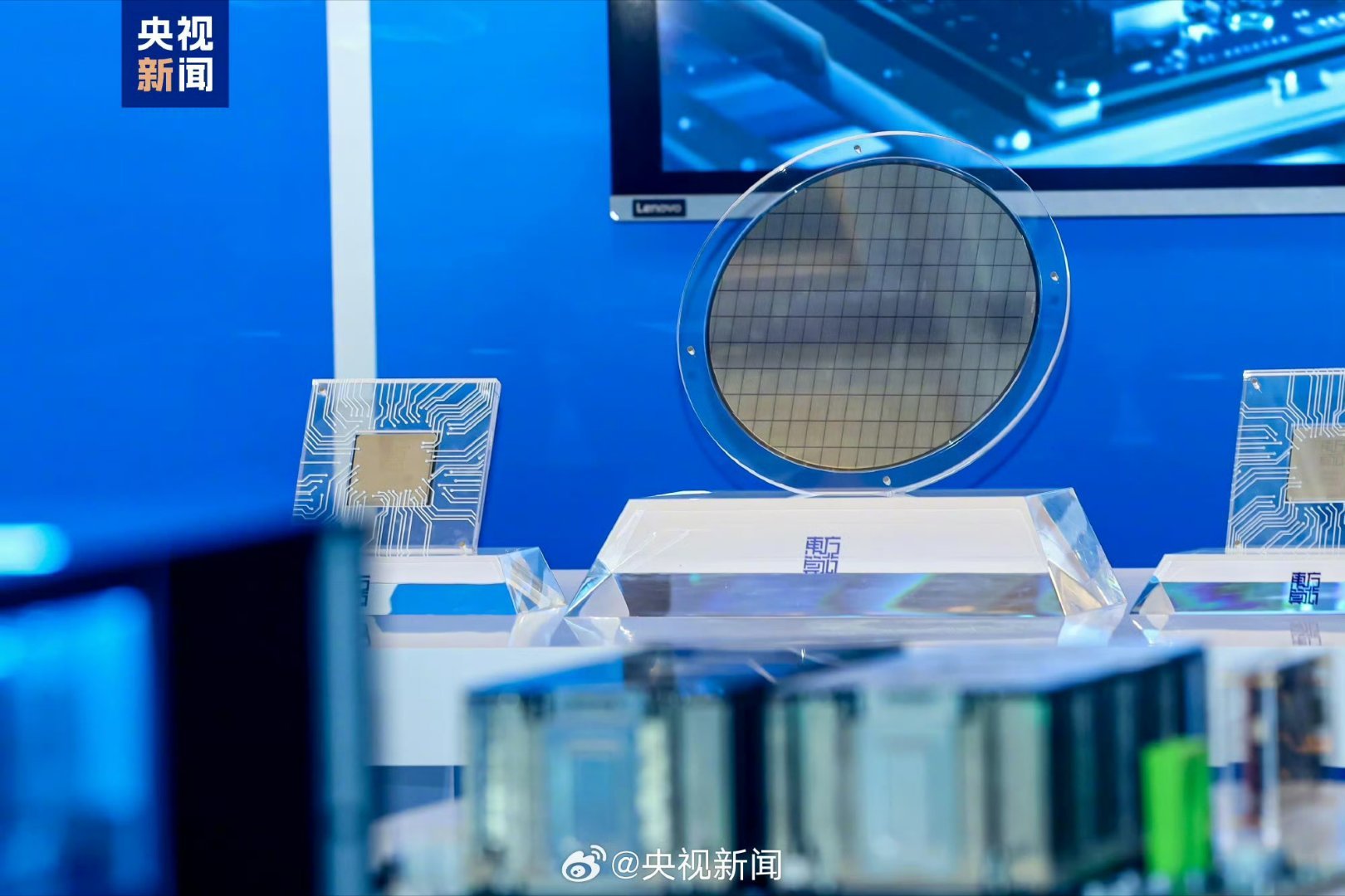 中国自研AI芯片取得架构突破我国首颗"软件定义+三维近存计算"AI芯片DF100