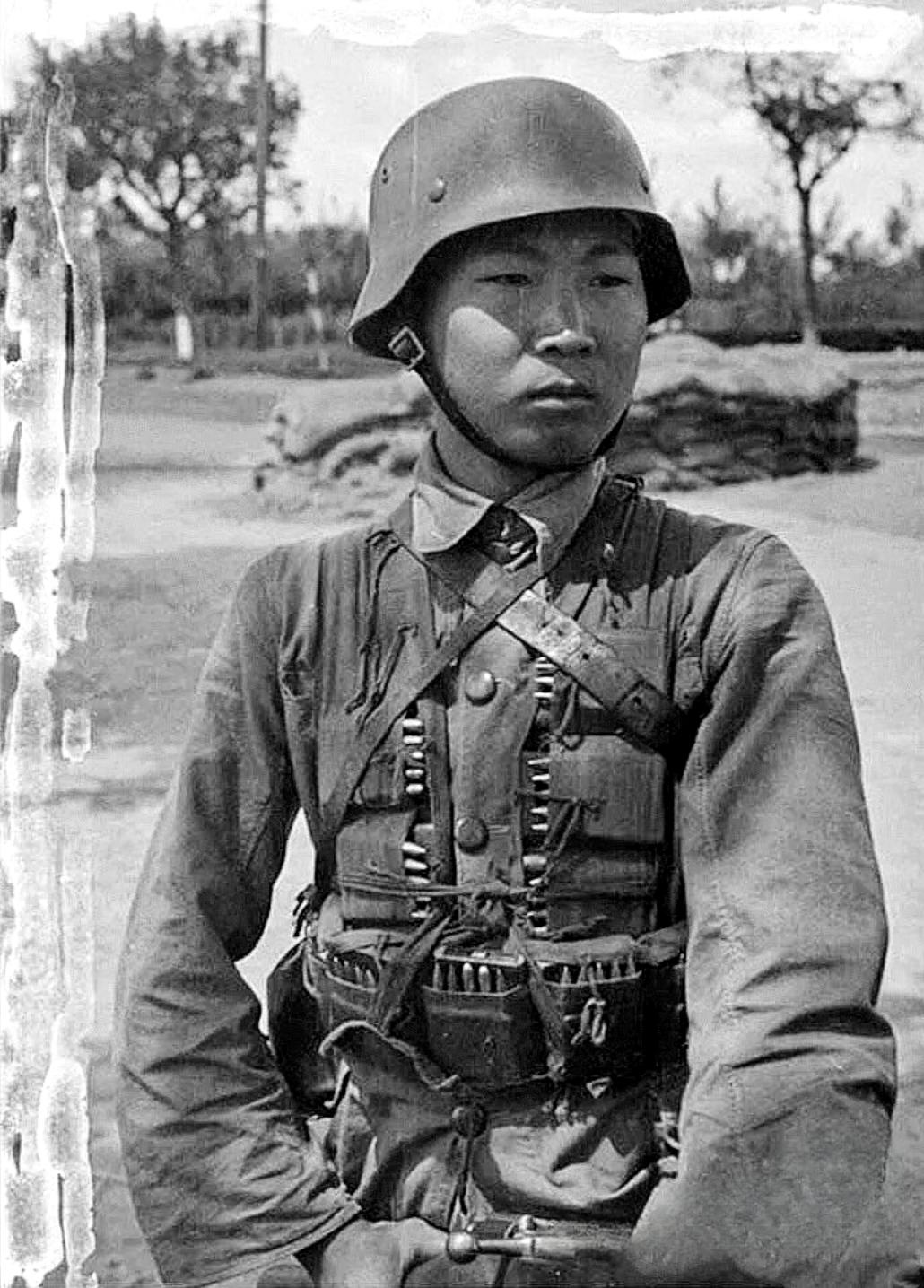 都说抗战士兵子弹少，但是也有例外，你看看这位小兄弟身上鼓鼓的，装满了子弹。电影中