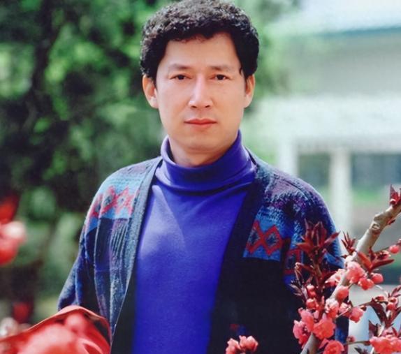 “她比我大40岁！晚上睡在我旁边的时候，我浑身都起鸡皮疙瘩。”1993年，这个继