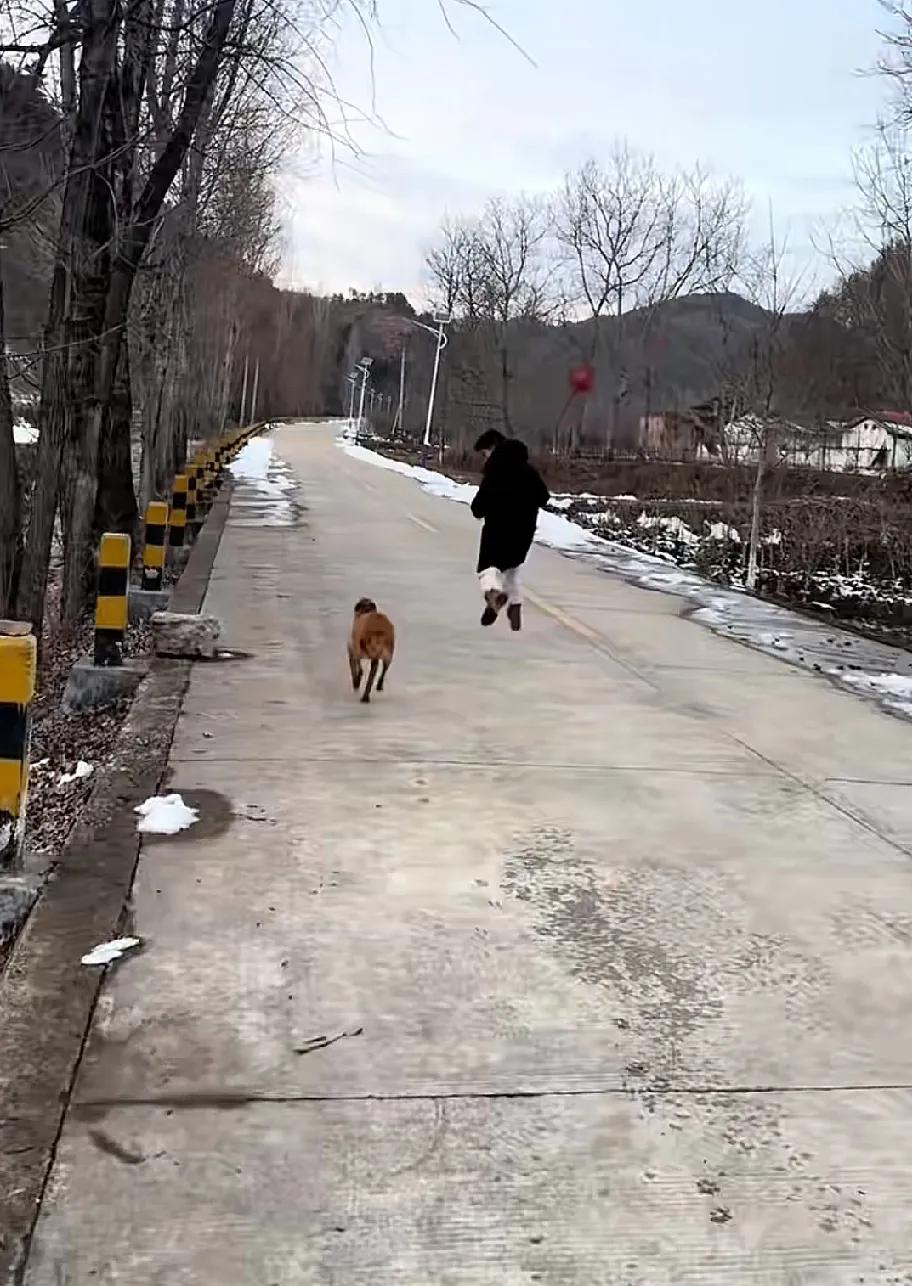 董宇辉今天在村里疯跑的瞬间，内心有些恍惚，有点分不清哪种生活是真实的。此时宇辉在